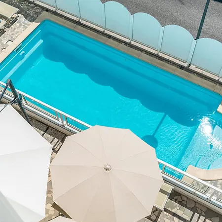 Touring 4* غرادو